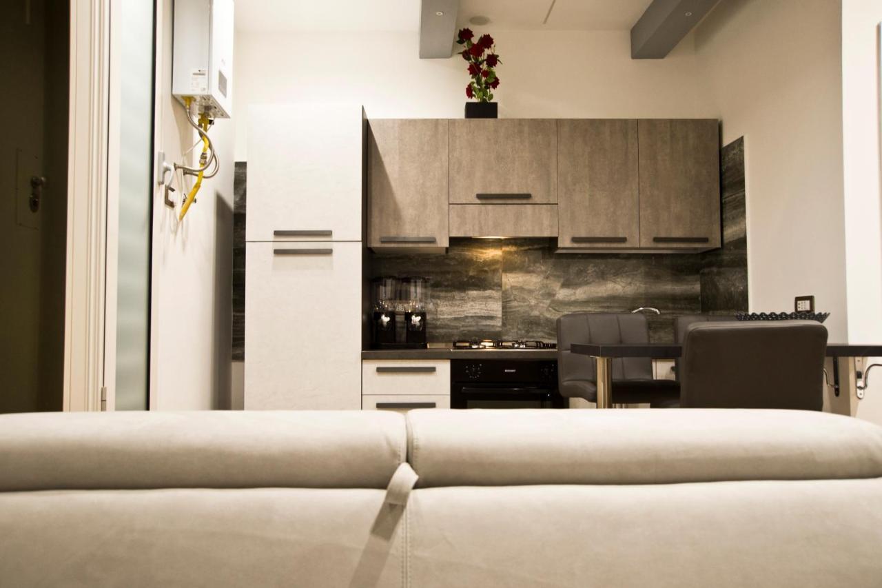 Suite Napoli Sotterranea Con Vasca Idromassaggio Nápoles Exterior foto