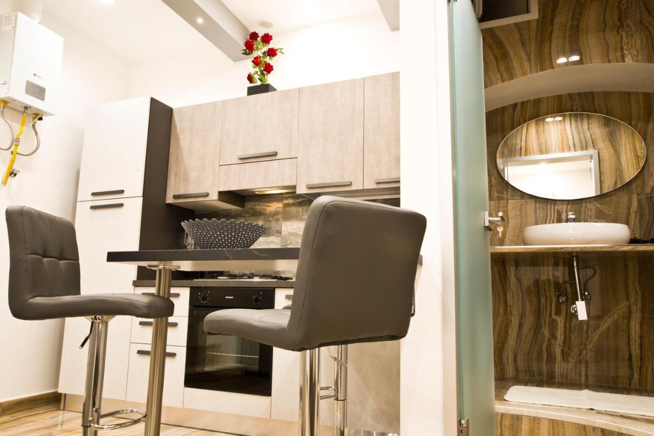 Suite Napoli Sotterranea Con Vasca Idromassaggio Nápoles Exterior foto