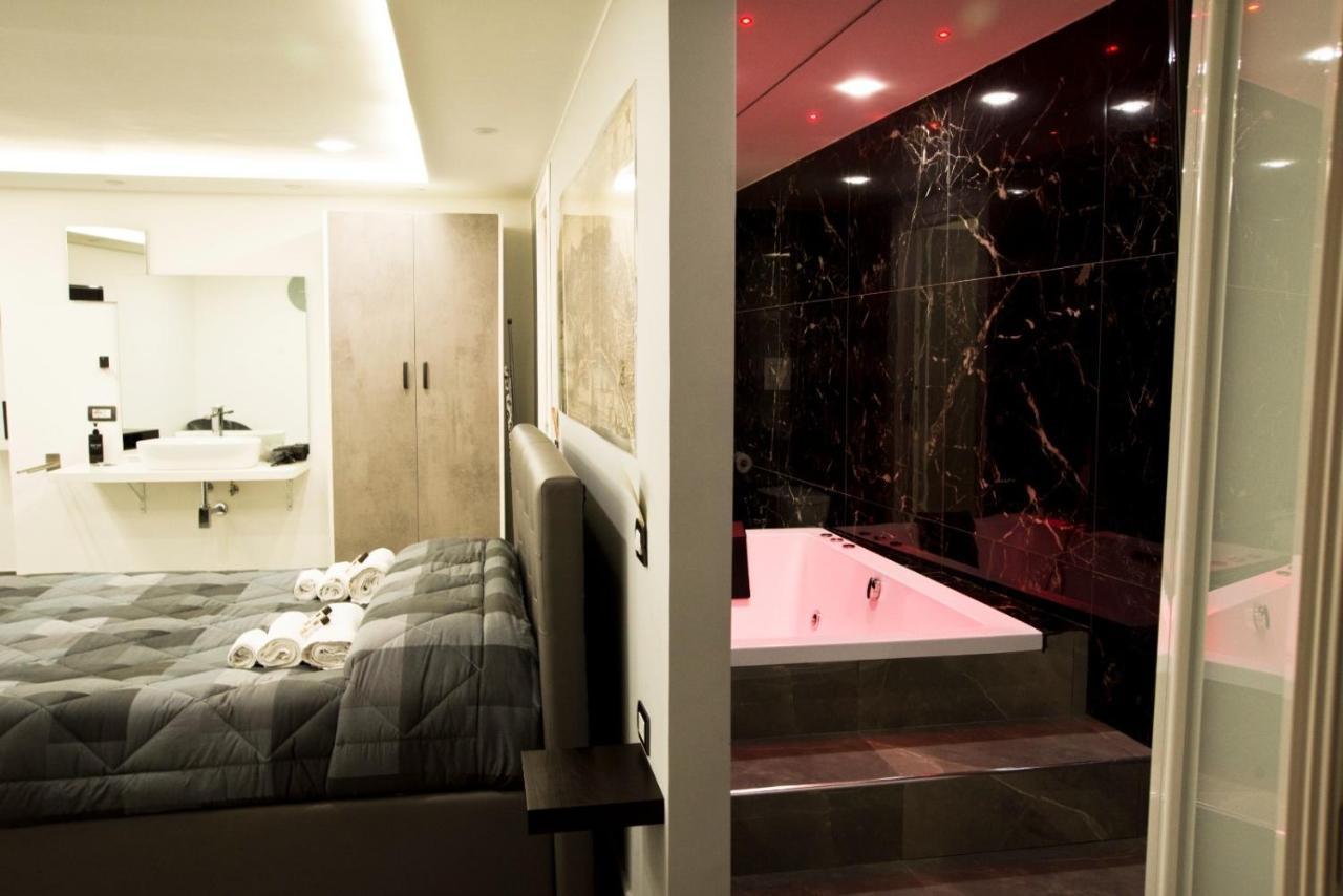 Suite Napoli Sotterranea Con Vasca Idromassaggio Nápoles Exterior foto