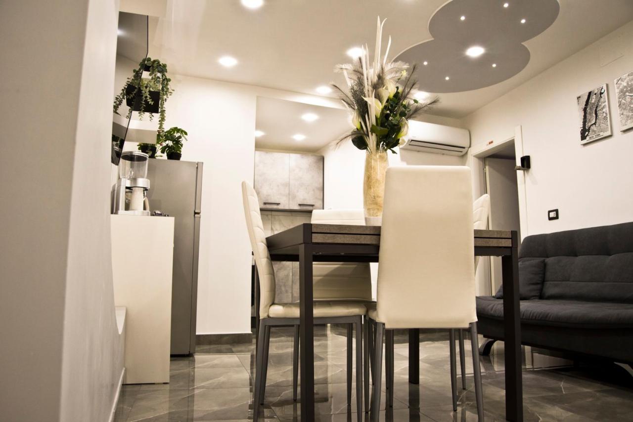 Suite Napoli Sotterranea Con Vasca Idromassaggio Nápoles Exterior foto
